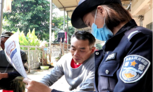 新街边境派出所开展党的十九届六中全会精神入村寨活动