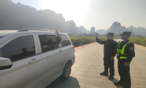 痴情少年迷路乡间 热心民警助力回家