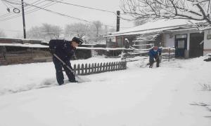 民警寒风中清理积雪温暖老人心