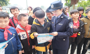 法制宣传进校园 普法教育促成长