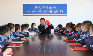 宪法日 一六四团中学法制课堂开课了