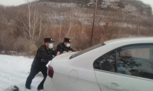 冰雪路面车辆被困 警民合力救助获赞