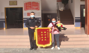 服务暖民心 群众送锦旗