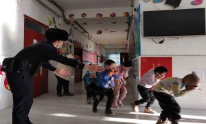 布仑口边境派出所深入辖区幼儿园开展消防演练工作
