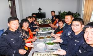 冬至，警营迎来“爱心妈妈”服务队