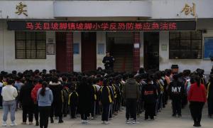 两男子持刀砍伤保安闯入校园？别慌！这只是校园应急演练