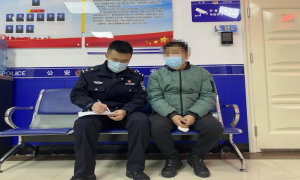男子讨债不成欲轻生 民警果断出手拽回来