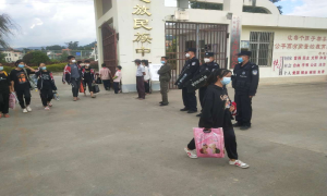 坚守护学岗  为学生撑起“平安伞”