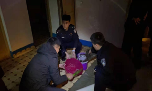群众家中被水淹真闹心 热心民警帮清理好暖心