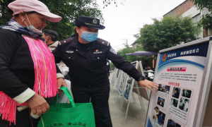 赶集日忙普法 引导群众做“法律明白人”