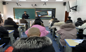 长白山池西边境派出所在辖区开展普法宣传活动