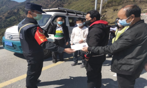 鲁掌边境派出所联合交警部门开展农村道路交通安全整治活动