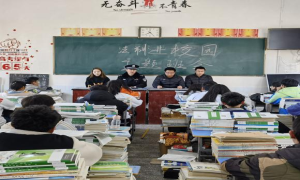 法制宣传进校园 保驾护航促成长
