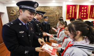 霍尔果斯出入境边防检查站联合驻地学校开展爱国主义教育活动