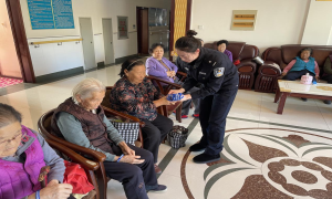民警上门为小区老人送福音