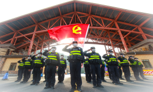 警服就是责任 警徽就是使命