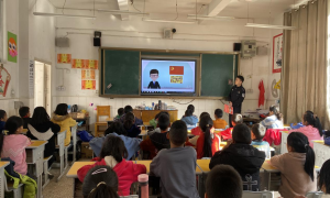 送宪法  暖民心