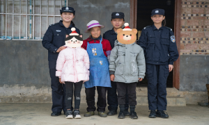 “编外娃娃”背靠民警好成长
