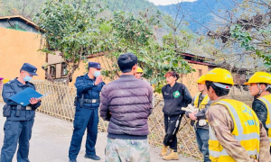 丙中洛边境派出所民警为务工工友送上法“点”