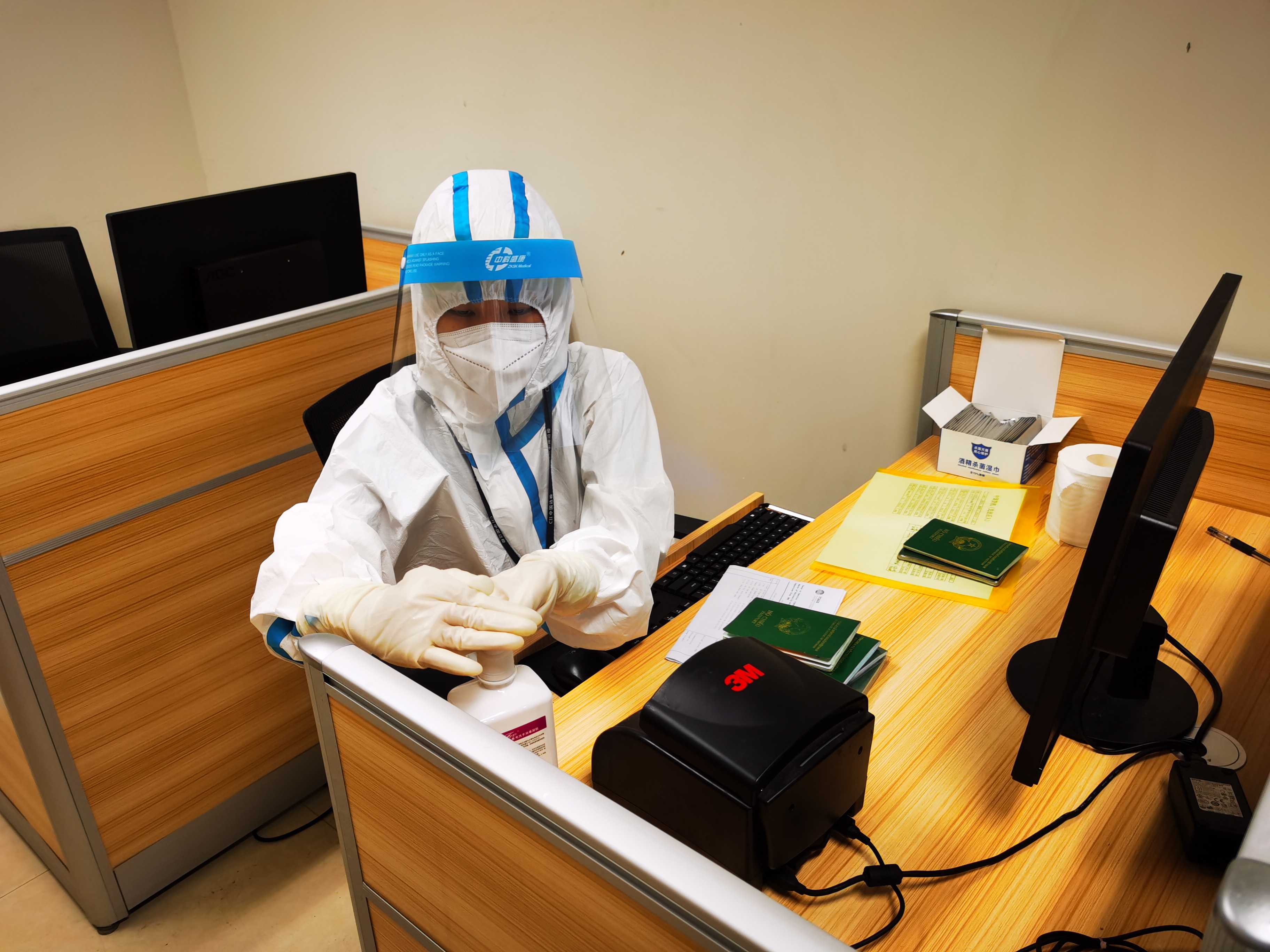 图为检查员验放完证件后消杀 梁忠摄.jpg