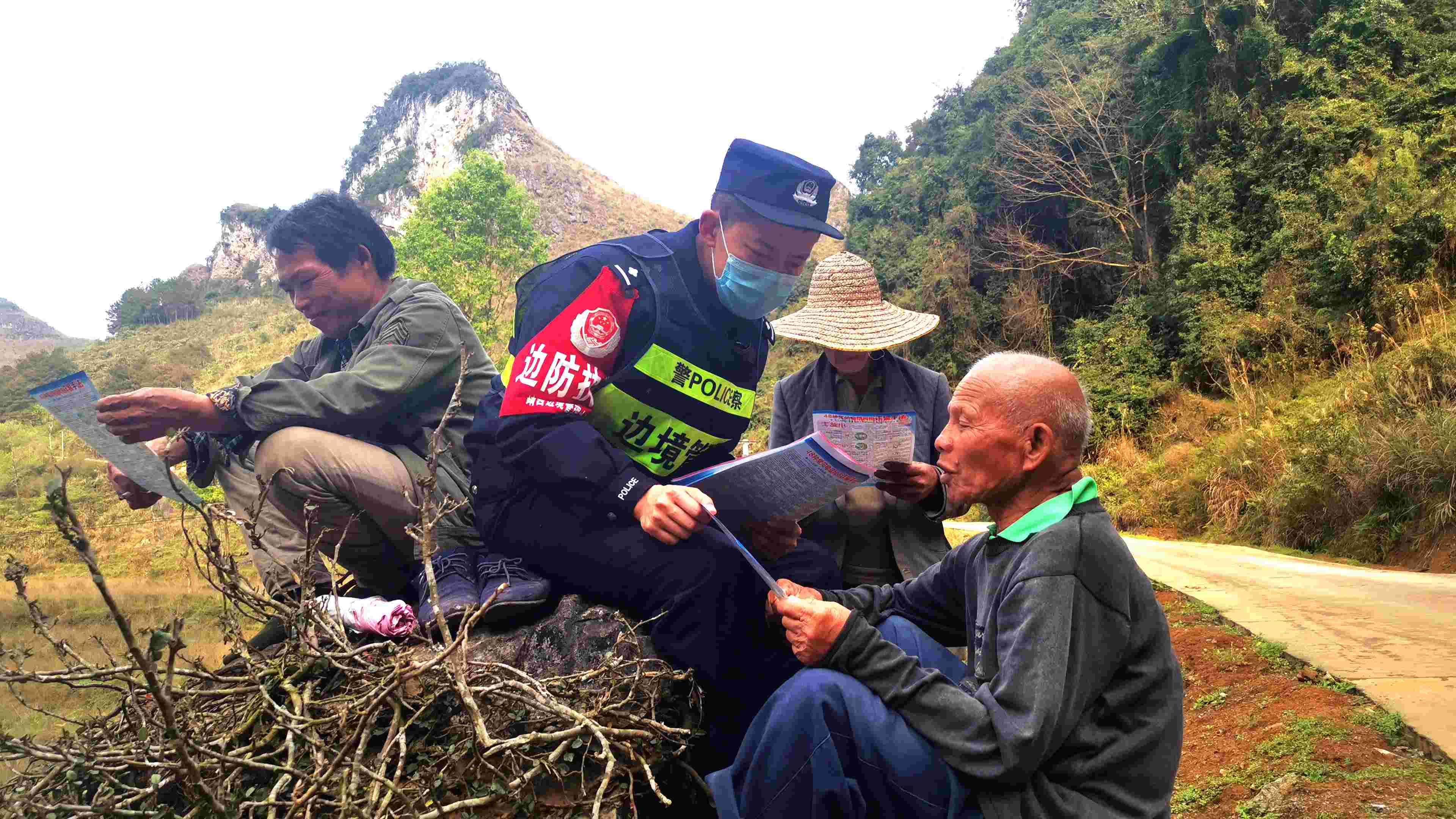 4-图为民警深入田间地头宣传疫情防控知识（王鹏宇摄）.jpg