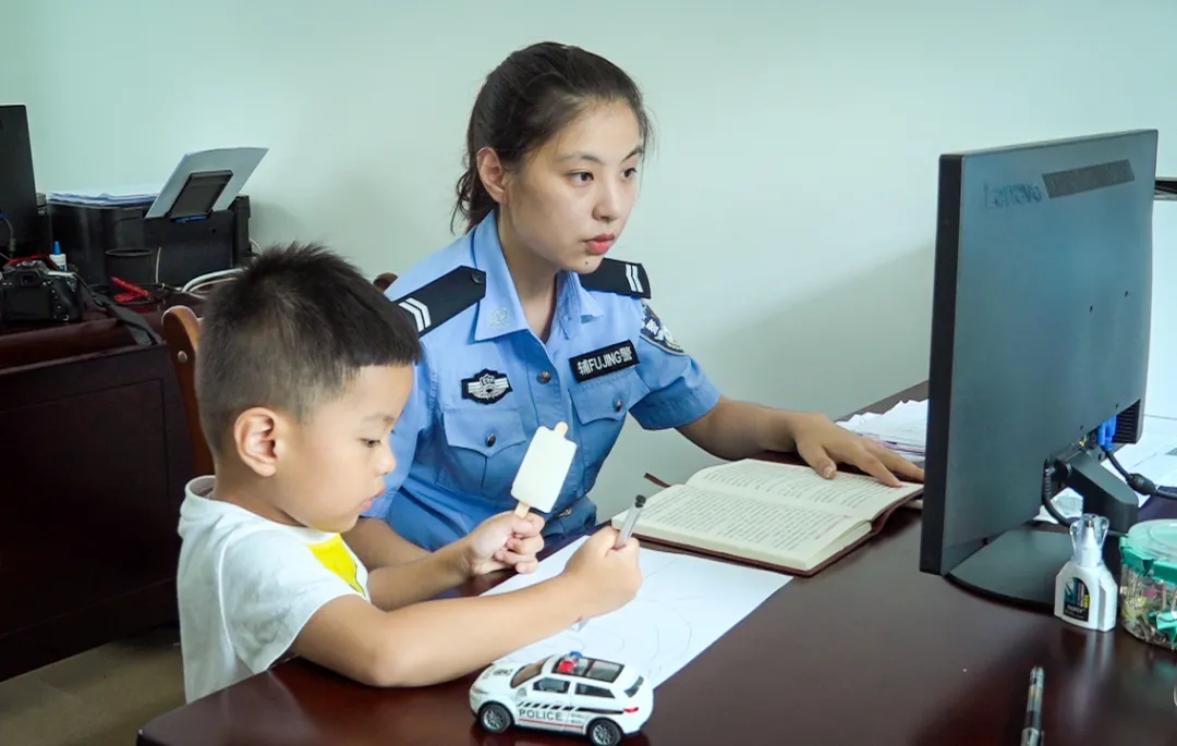 张潇带着小孩一起加班。 和雪芹 摄.jpg 张潇带着小孩一起加班。 和雪芹 摄.jpg