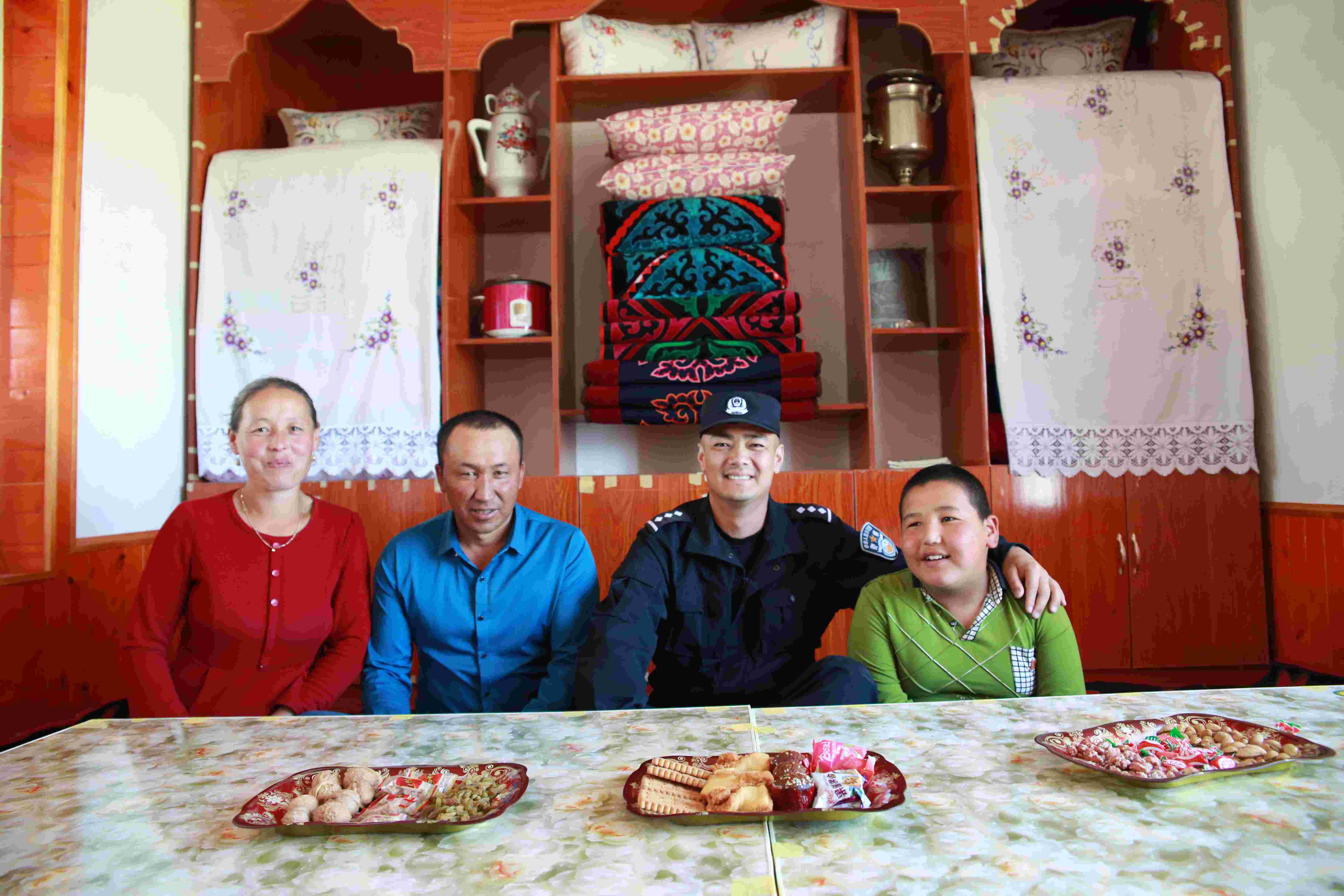 张博与塞尔森一家合影.jpg 张博与塞尔森一家合影.jpg