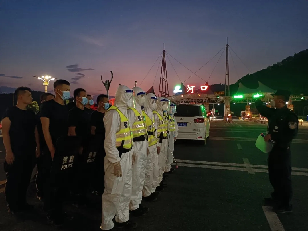 新街边境检查站北山执勤点勤务交接安排。 刘闰 摄.jpg 新街边境检查站北山执勤点勤务交接安排。 刘闰 摄.jpg