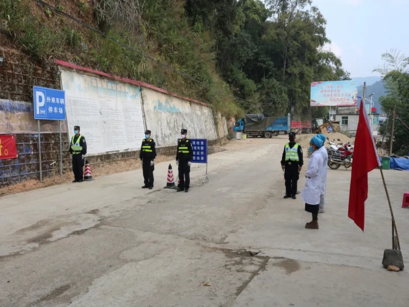 民警与驻地医务工作人员共同开展疫情防控查缉。 周蓉 摄.jpg 民警与驻地医务工作人员共同开展疫情防控查缉。 周蓉 摄.jpg