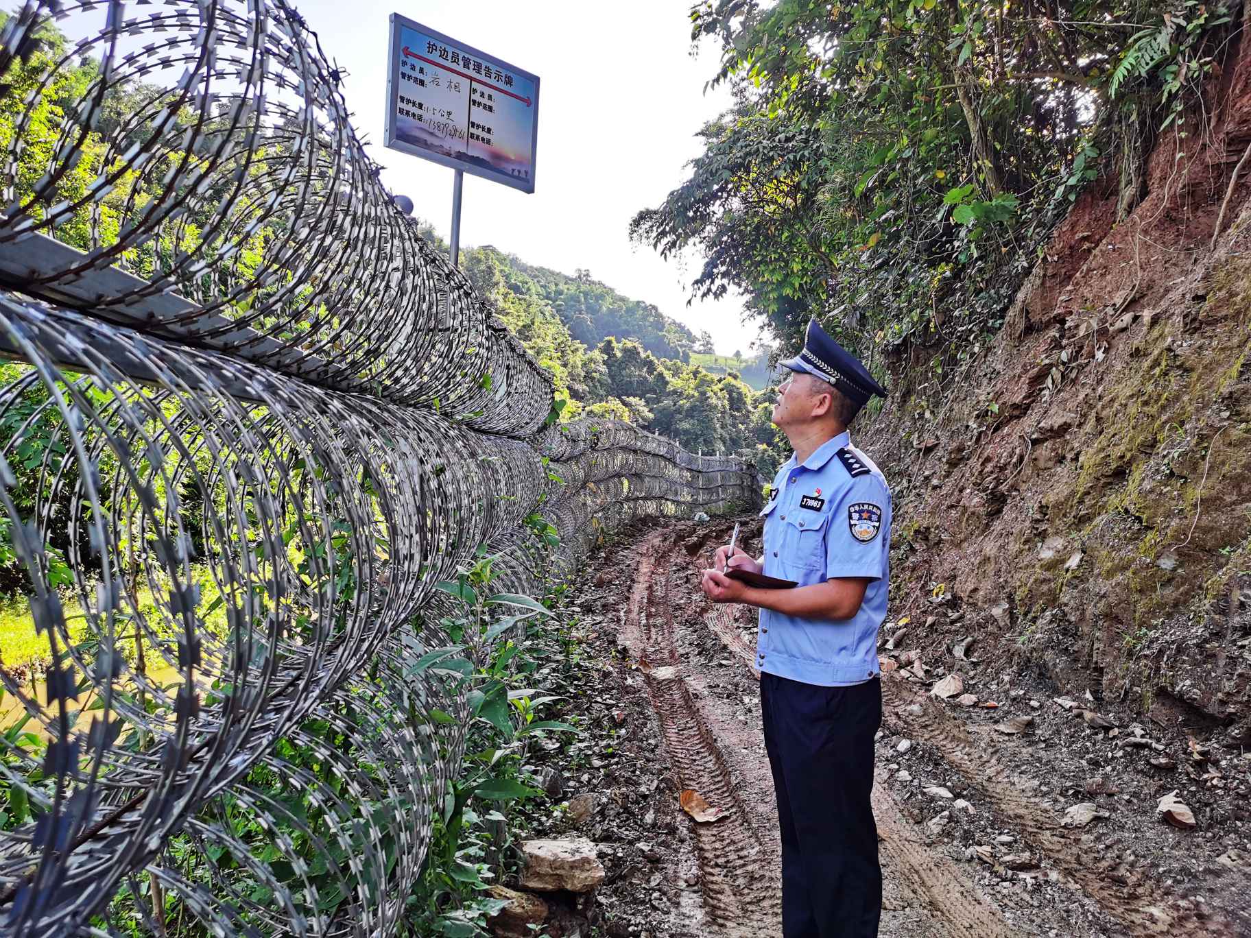 3.王宁查看中缅边境一线拦阻设施.jpg 3.王宁查看中缅边境一线拦阻设施.jpg