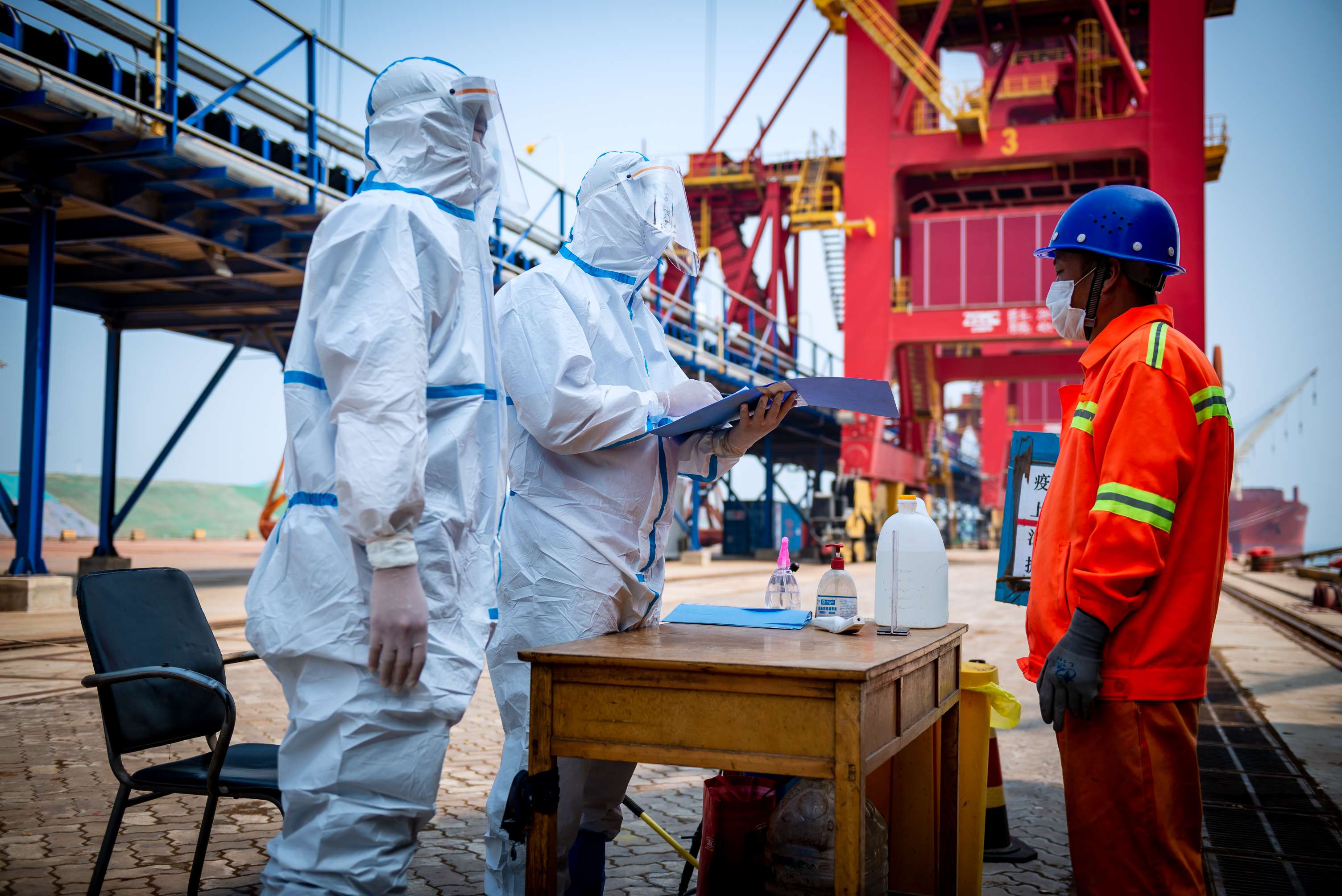 图为民警对登轮人员进行检查登记（陈康 摄）.jpg