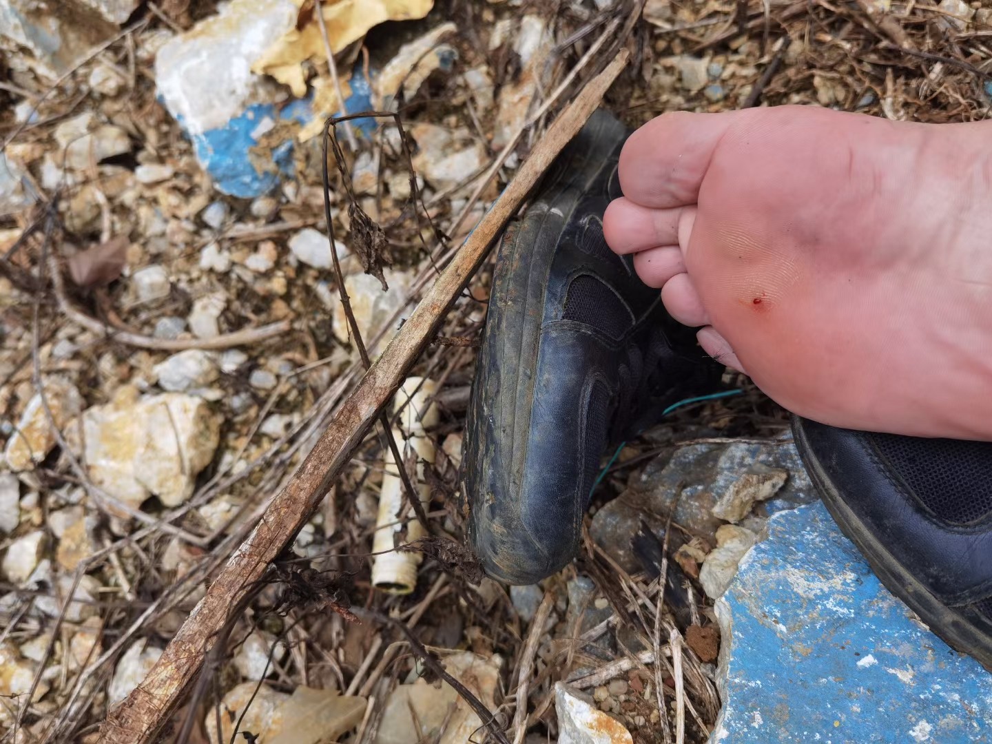 图为广西友谊关出入境边防检查站弄尧分站民警巡逻期间踩中钉子受伤 于明摄.jpg 图为广西友谊关出入境边防检查站弄尧分站民警巡逻期间踩中钉子受伤 于明摄.jpg