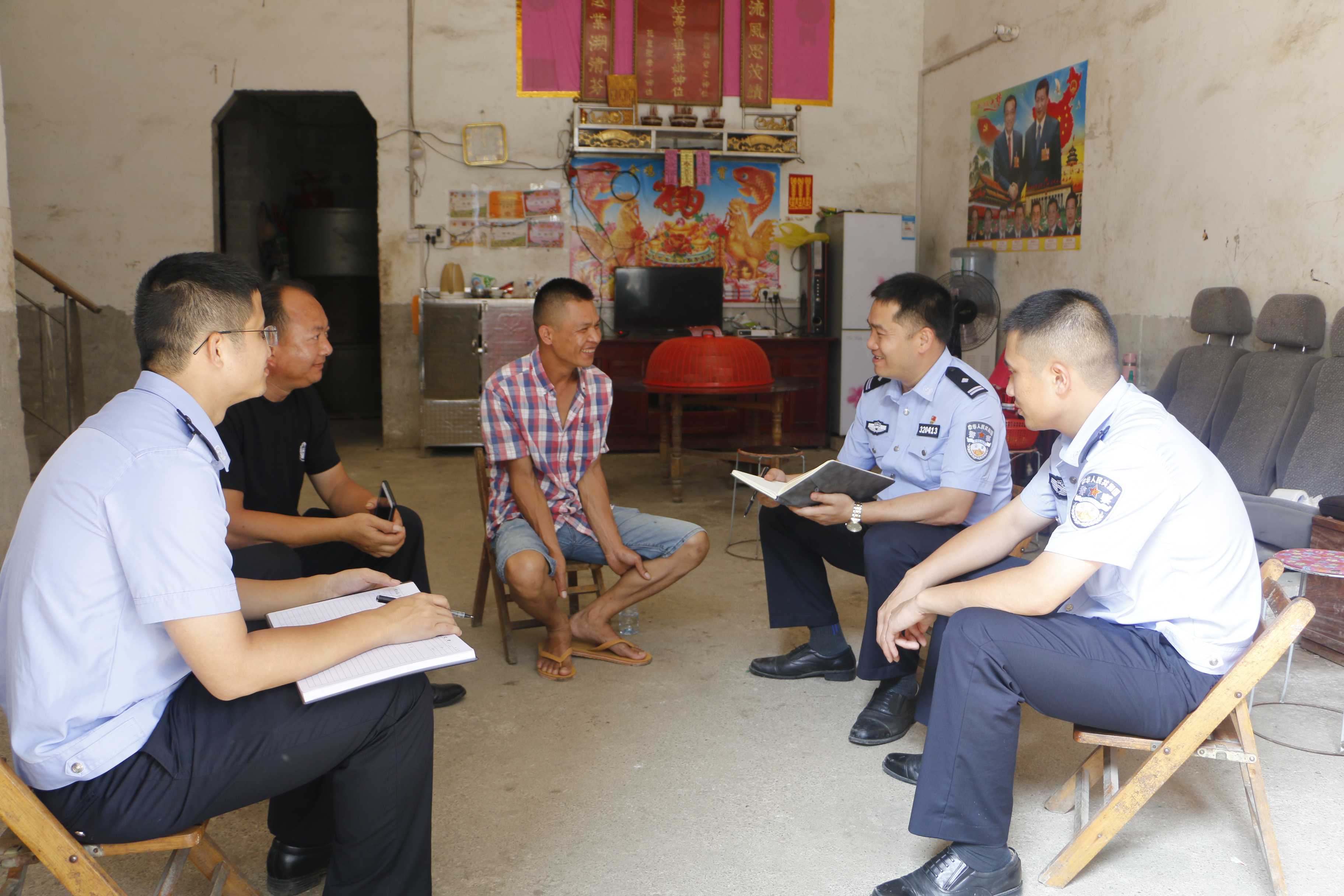 5-图为民警对戒毒人员进行回访(邓宗校供图).jpg 5-图为民警对戒毒人员进行回访(邓宗校供图).jpg