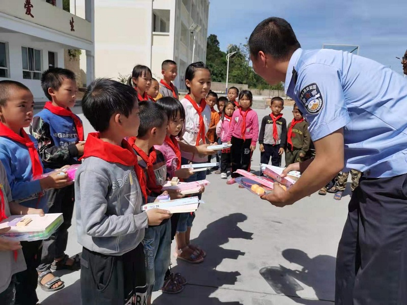 马关出入境边防检查站金厂分站民警走进金厂镇民族小学传授安全知识，为孩子们送上一份特别的“六一”儿童节“礼物”2.jpg