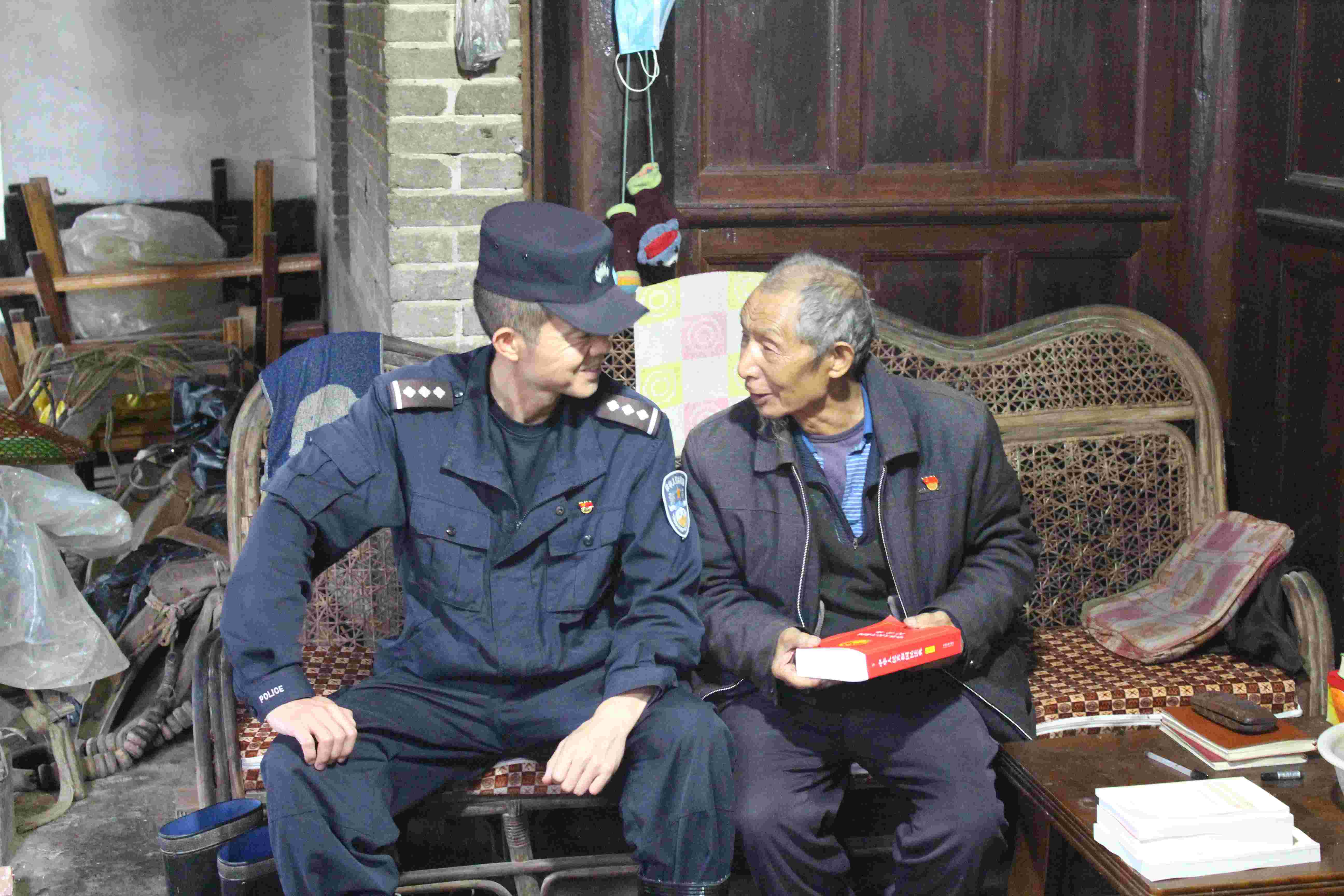 12常斌为早老人送《民法典》.jpg 12常斌为早老人送《民法典》.jpg