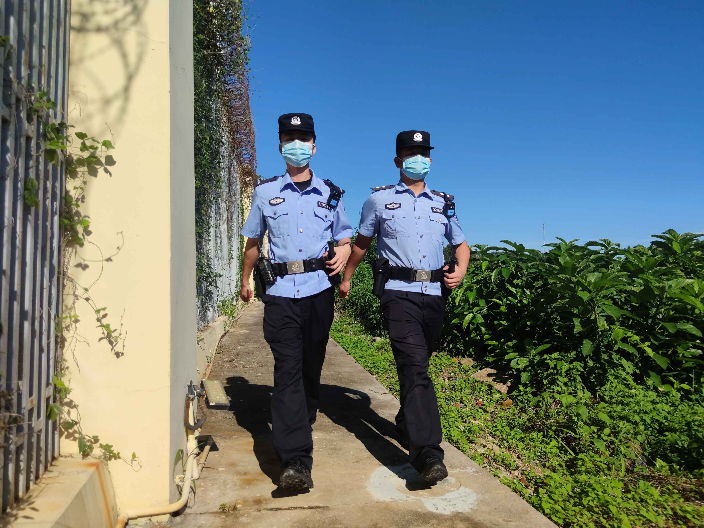 图为见习民警梁海彬正在与同事执行徒步巡逻任务。 吕威摄.jpg