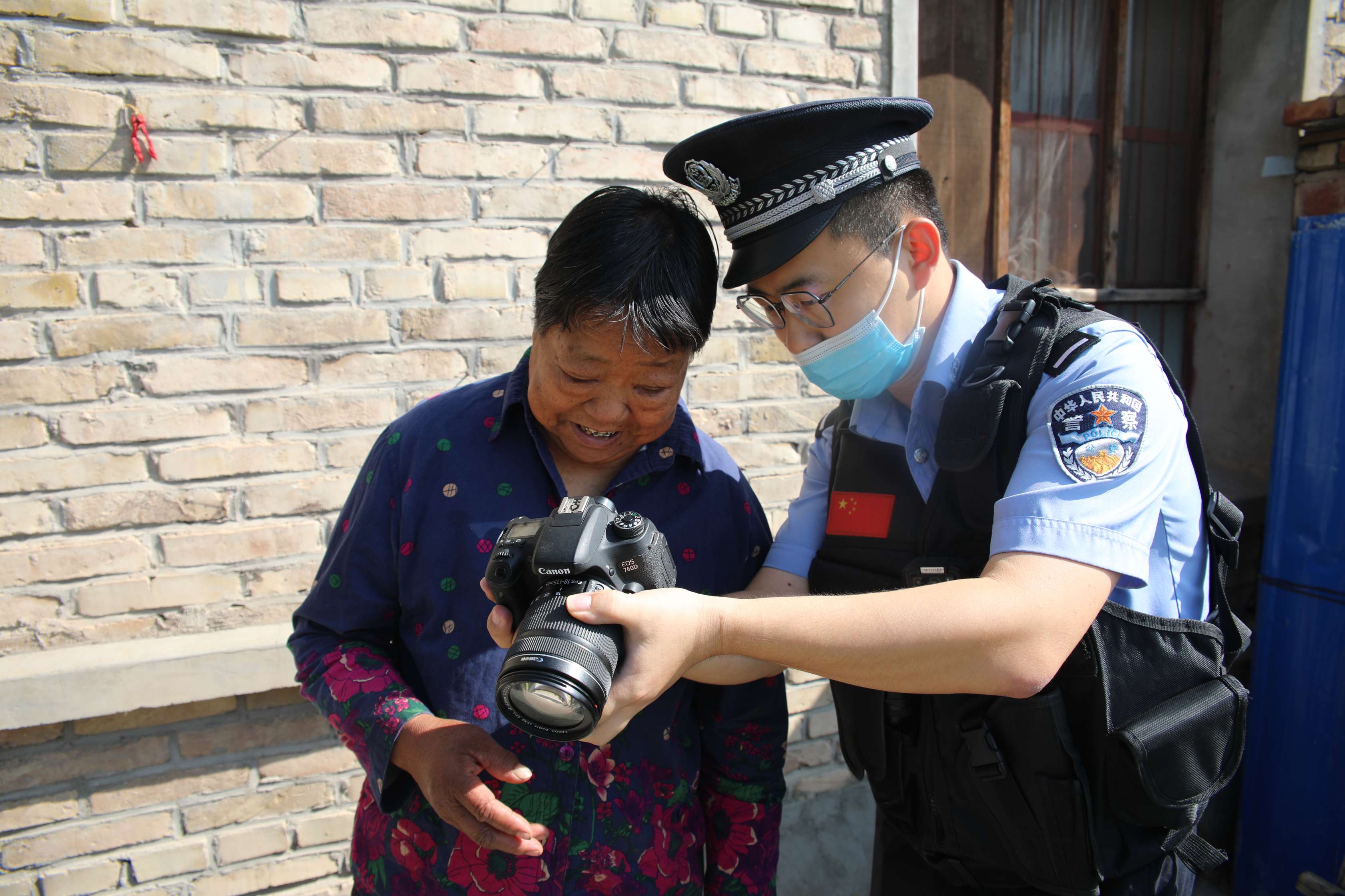 民警向老人展示照片.jpg