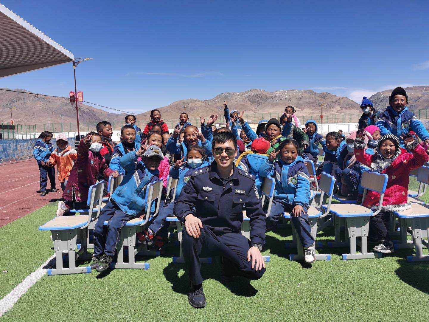 王浩走进校园为孩子讲解安全知识.jpg 王浩走进校园为孩子讲解安全知识.jpg