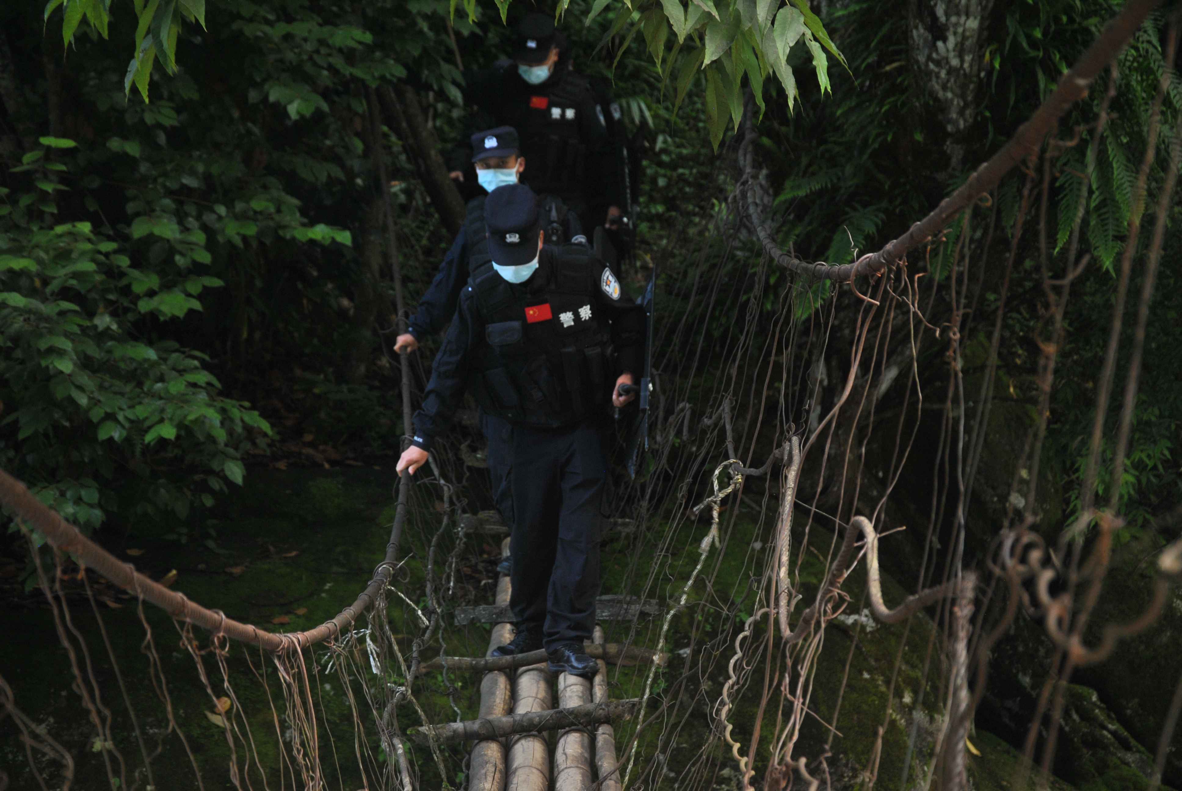 过独木桥.jpg 过独木桥.jpg