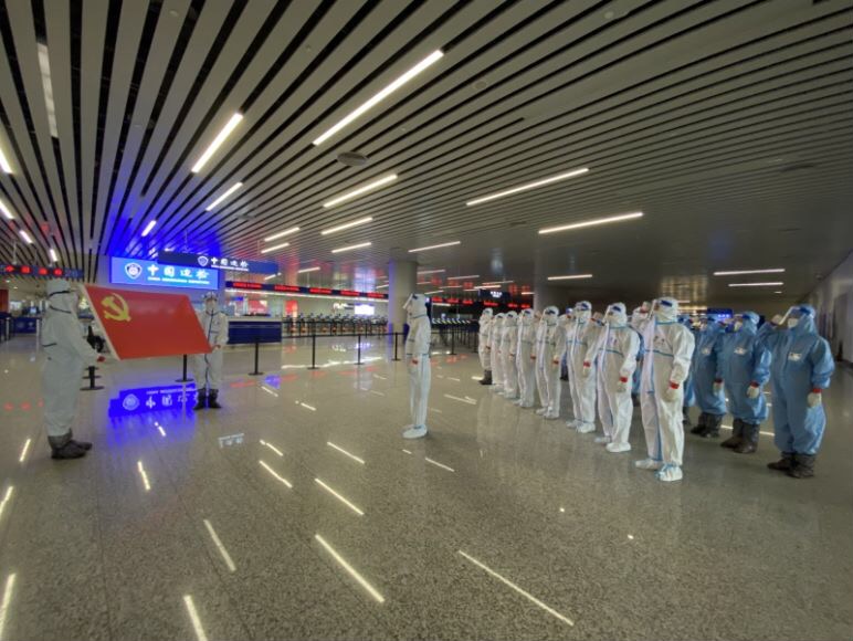 执勤八队全体党员在闭环管理区重温入党誓词.jpg 执勤八队全体党员在闭环管理区重温入党誓词.jpg