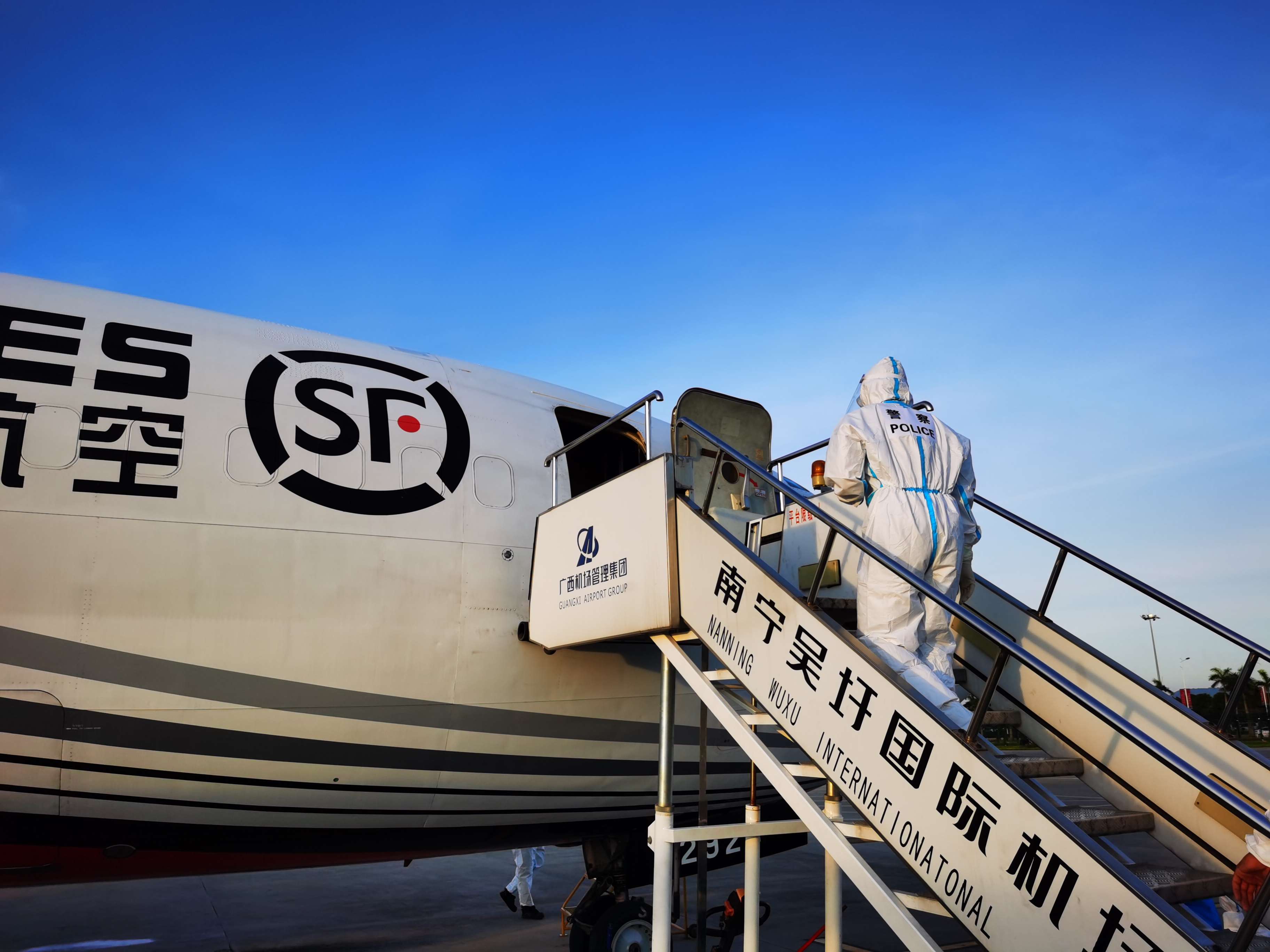 图为梁忠登机验放 刘付玉摄.jpg