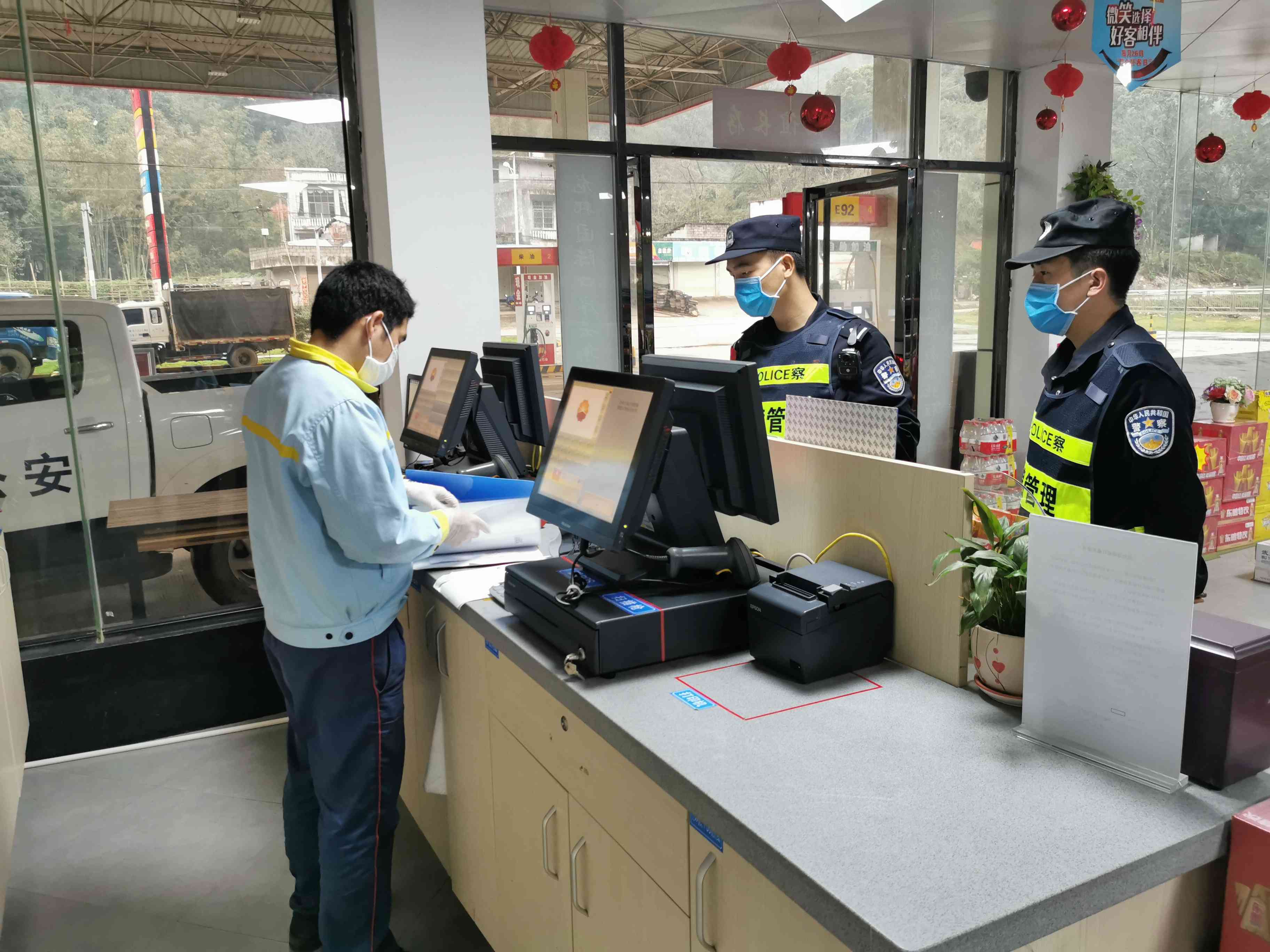 7-图为民警走访驻地企业推进复工复产（赵玲佩供图).jpg