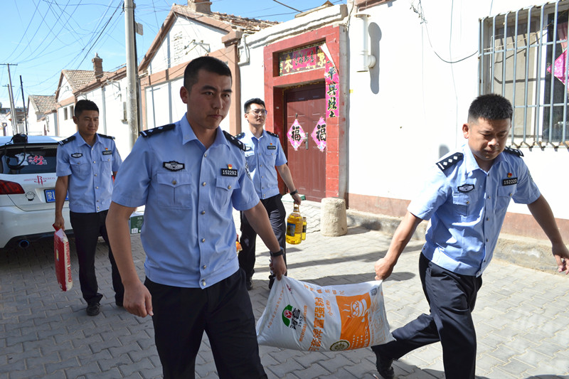 图1：民警为老人送上慰问品.jpg
