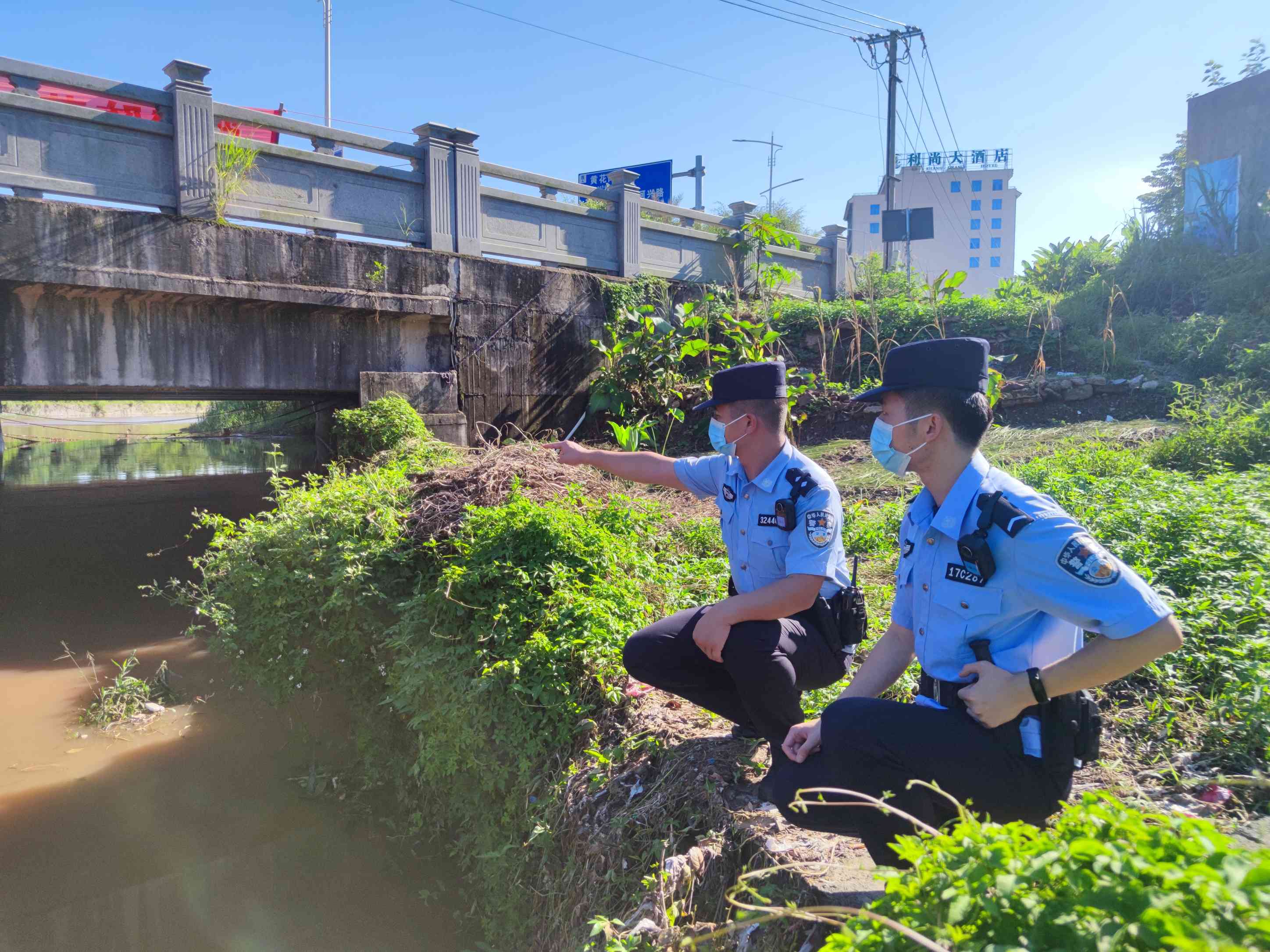 图为见习民警梁海彬正在与同事检查执勤点附近的重要位置。 吕威摄.jpg
