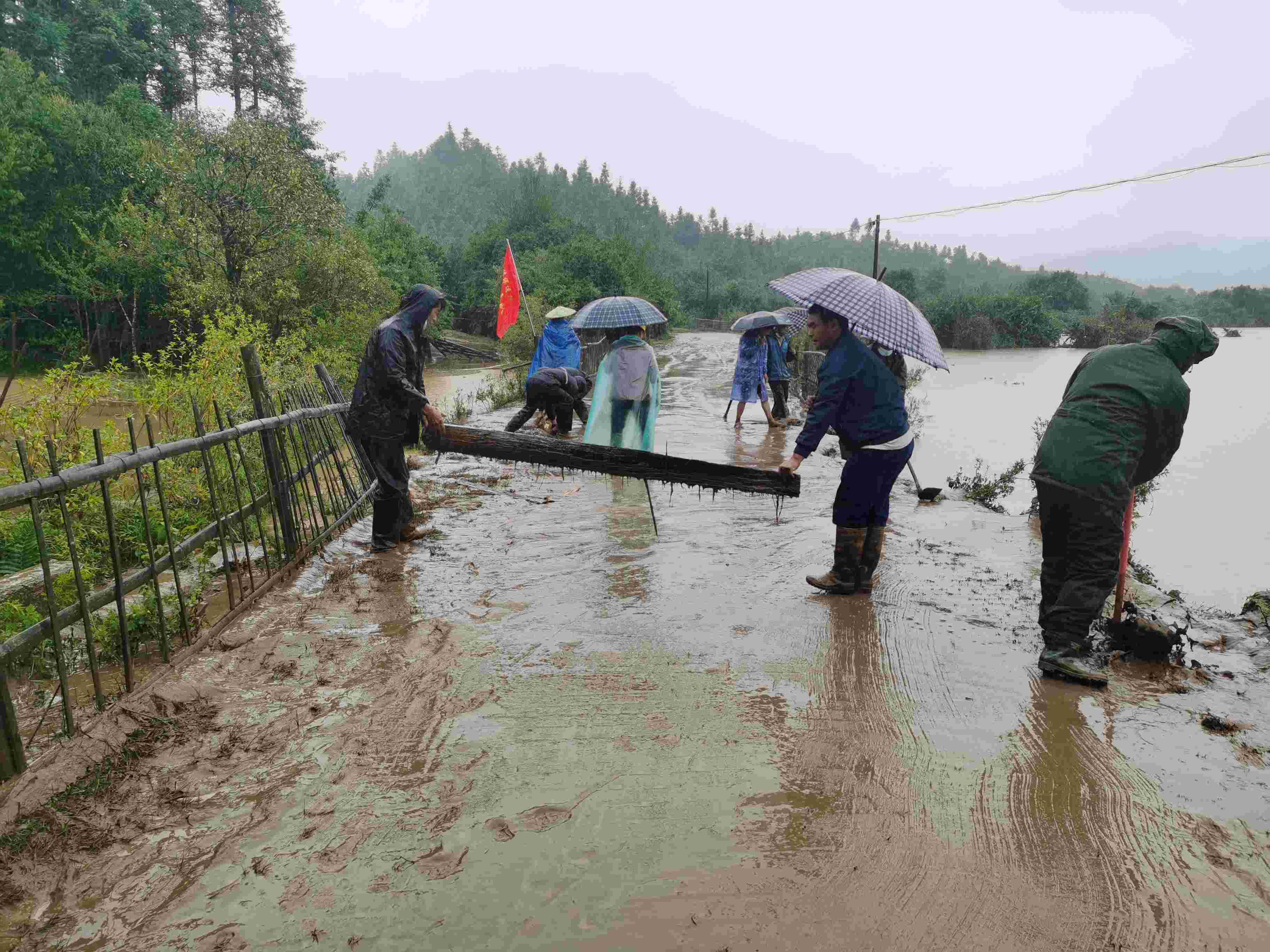 2救灾.jpg 2救灾.jpg