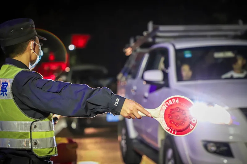 民警在防疫卡点对进往车辆进行检查。 周蓉 摄.jpg 民警在防疫卡点对进往车辆进行检查。 周蓉 摄.jpg