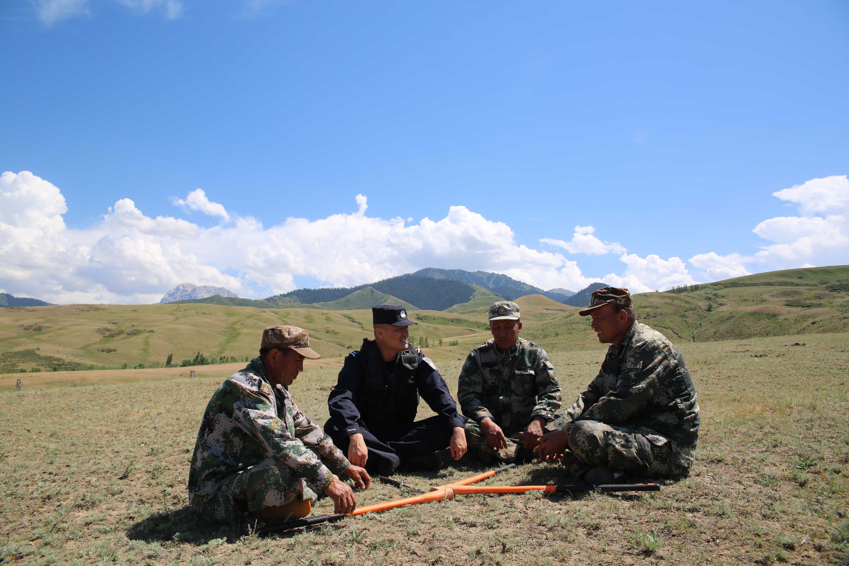张博与塞尔森(右二)在巡边途中休息聊天.jpg 张博与塞尔森(右二)在巡边途中休息聊天.jpg