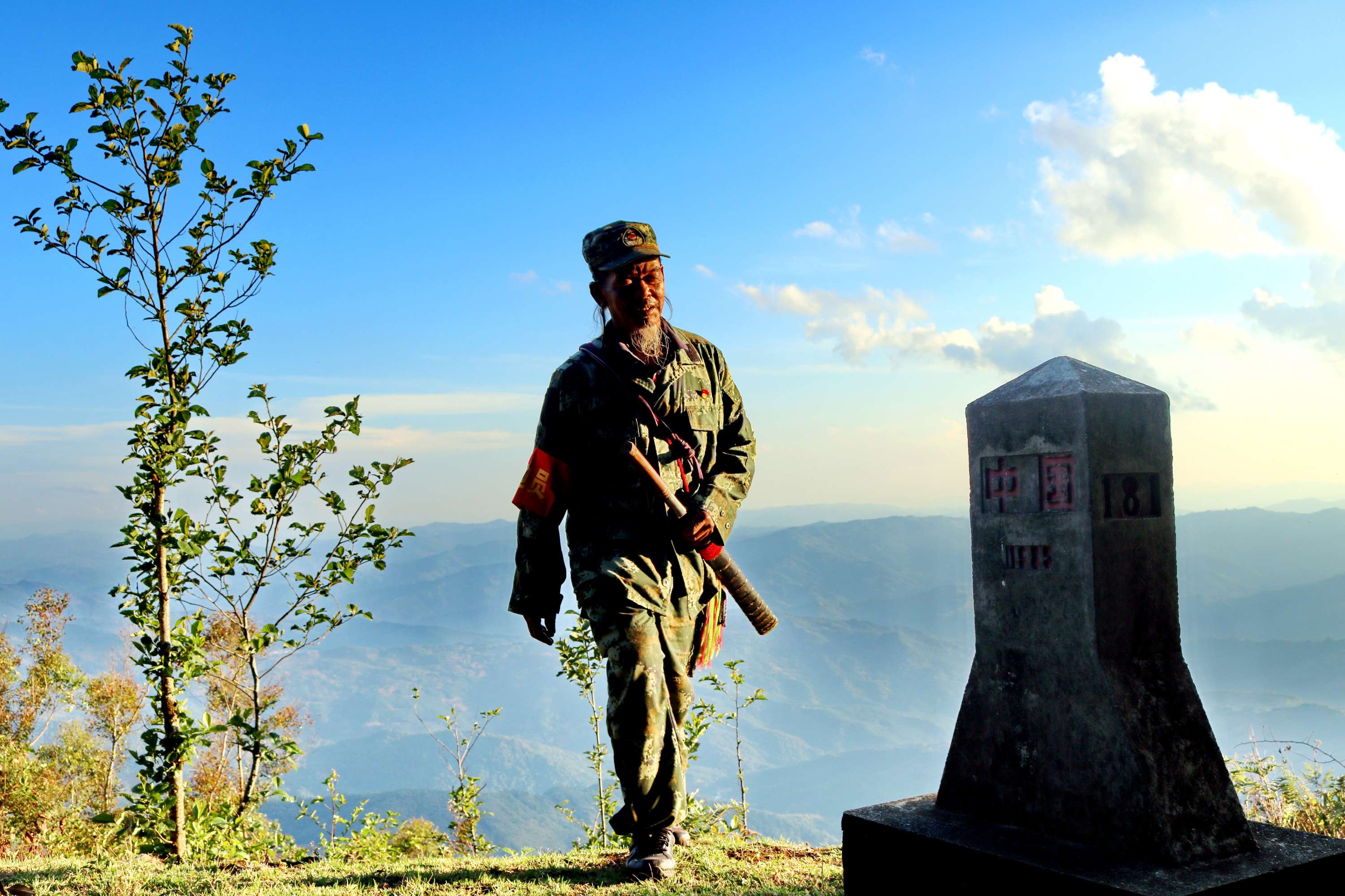 6.岩聪查看中缅181号界桩.jpg 6.岩聪查看中缅181号界桩.jpg