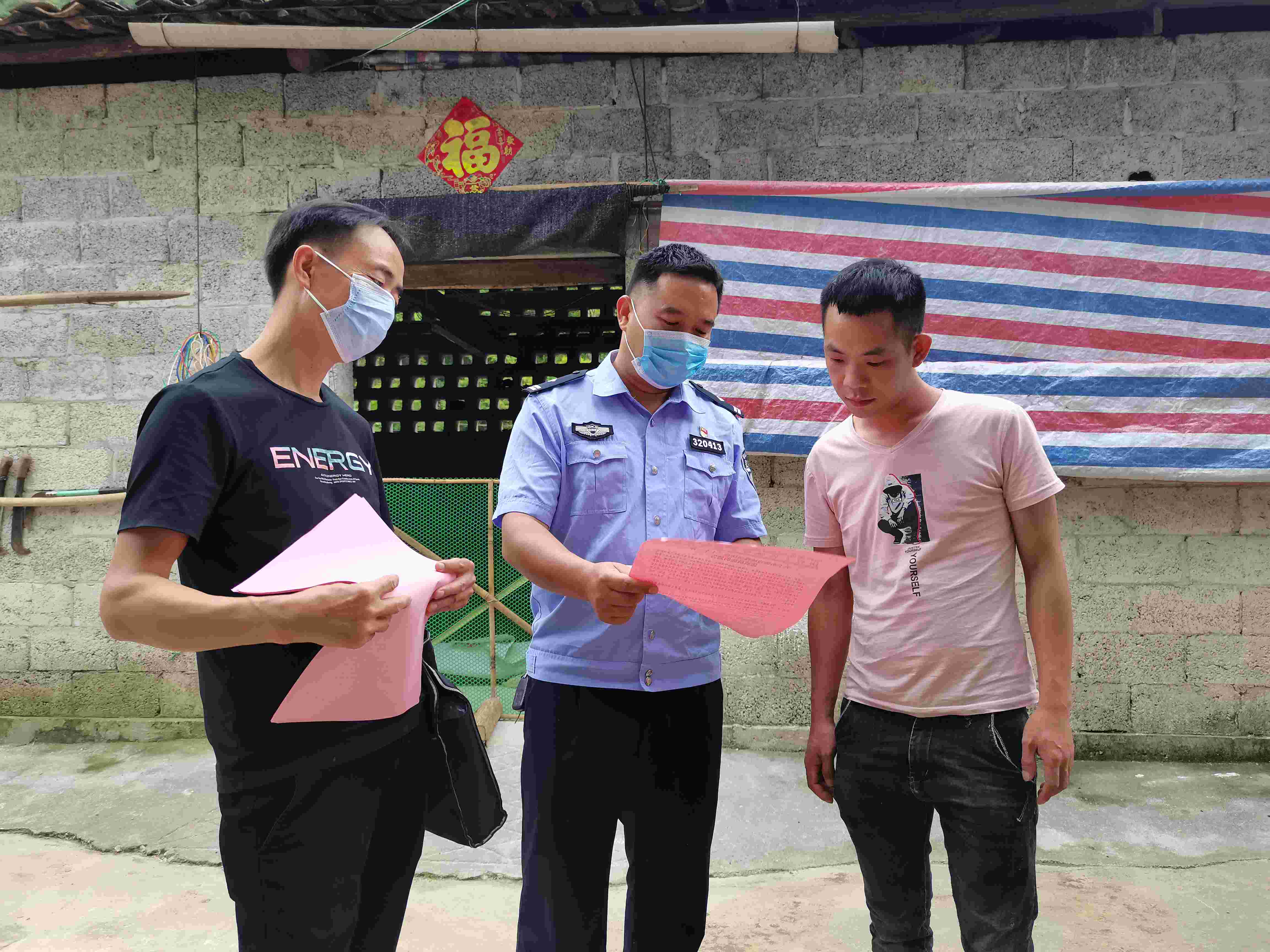 4-图为民警向群众发放禁毒宣传资料(邓宗校供图).jpg 4-图为民警向群众发放禁毒宣传资料(邓宗校供图).jpg