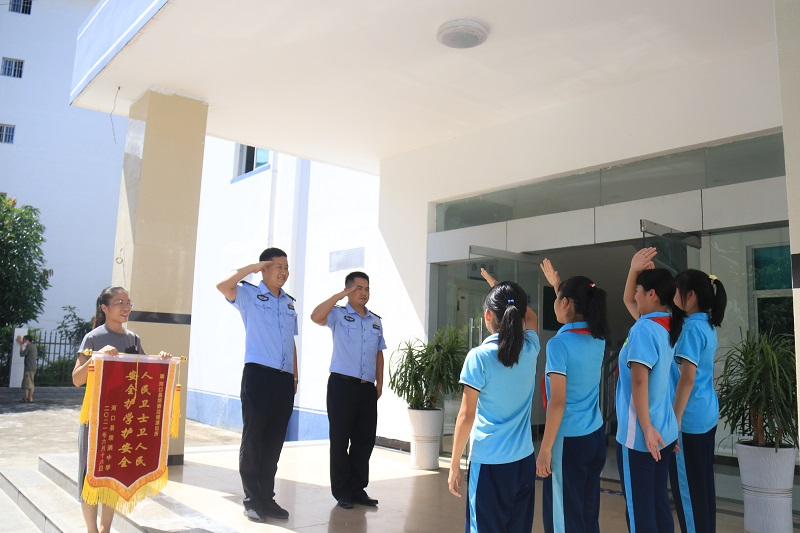 坝洒中学学生自发向民警张光亮赠送锦旗。 杨任伟 摄.png 坝洒中学学生自发向民警张光亮赠送锦旗。 杨任伟 摄.png